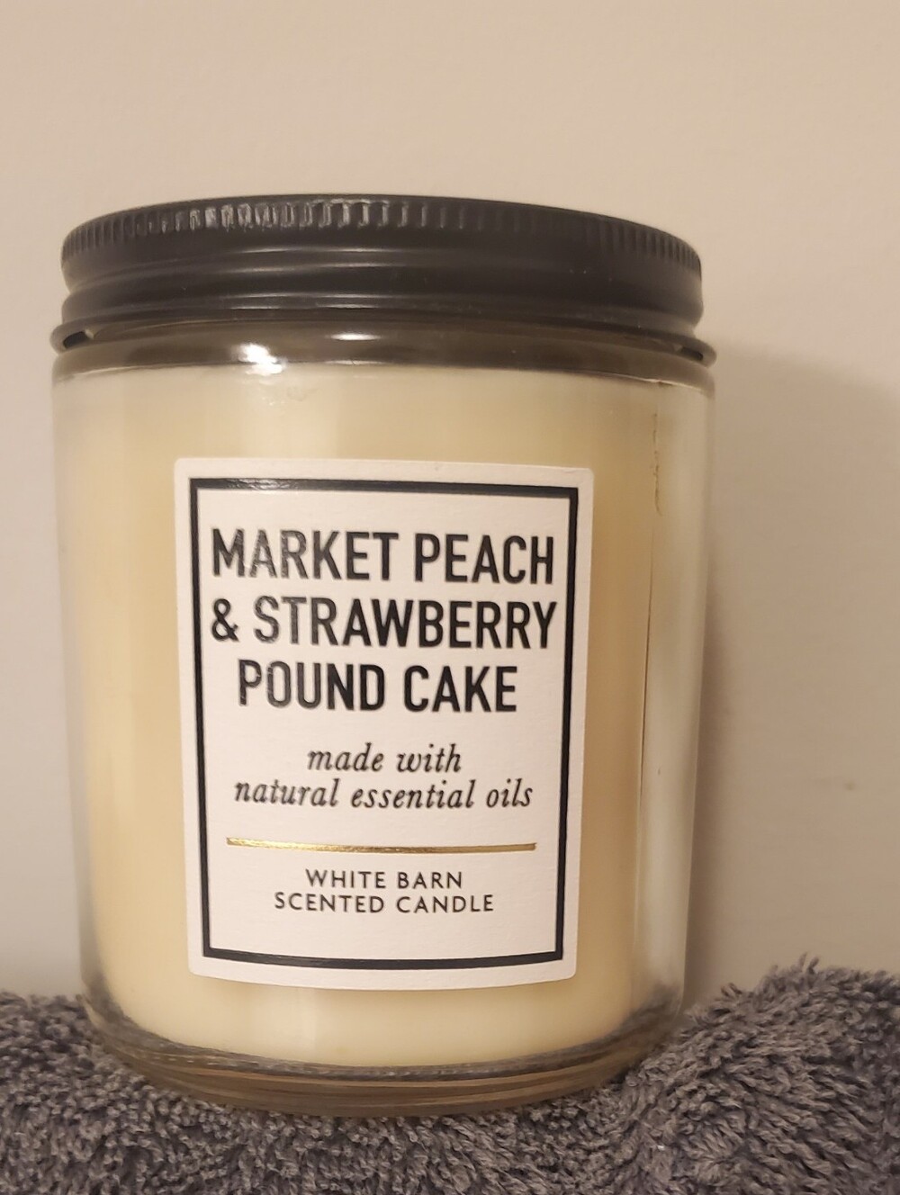White Barn Market Peach & Strawberry Pound Cake Candle - Cream & Black